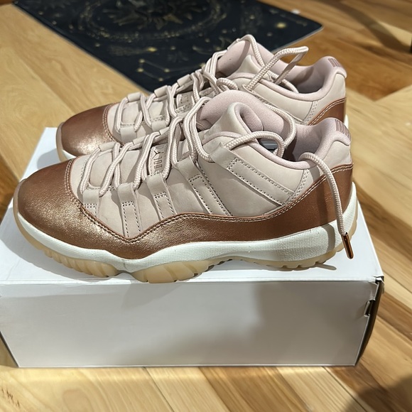 Women’s air Jordan 11 retro low. Pink and sparkly. Size 7. - Picture 4 of 7